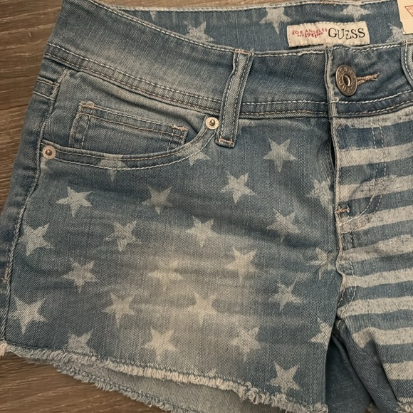 NWT Guess Jeans Denim USA Flag Patriotic Shorts Frayed Hem White Light Wash 26 - Picture 2 of 6